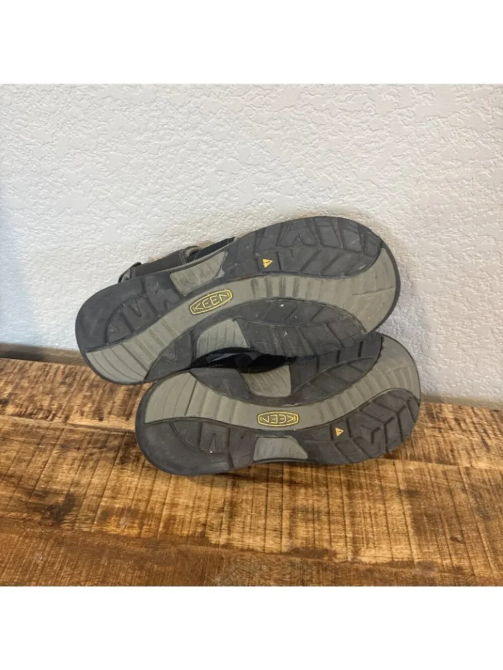 Keen Newport Sandals Men 9.5 Black Waterproof Hiking Closed Toe Camping Water